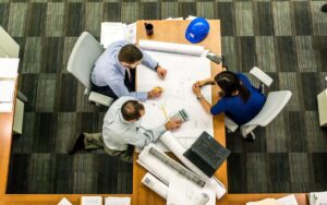 Grupo de pessoas em ambiente de trabalho colaborativo representando influência do ambiente na motivação
