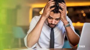 Homem no escritório sentindo se vítima da situação.