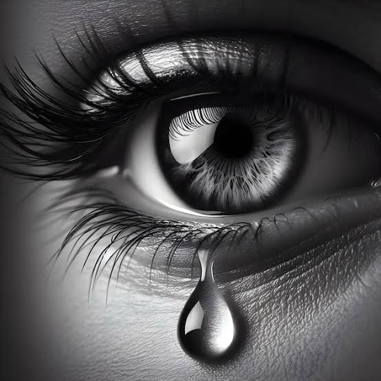 Close de um olho com lágrima, simbolizando sofrimento emocional e a ausência de alegria na alma