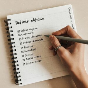  "Caderno com checklist de passos para desenvolver habilidades, incluindo definir objetivo, prática diária e buscar mentores." 