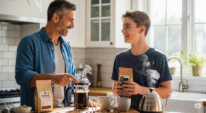 Pai e filho conversando na cozinha, partilhando um momento simples e valioso no Dia dos Pais